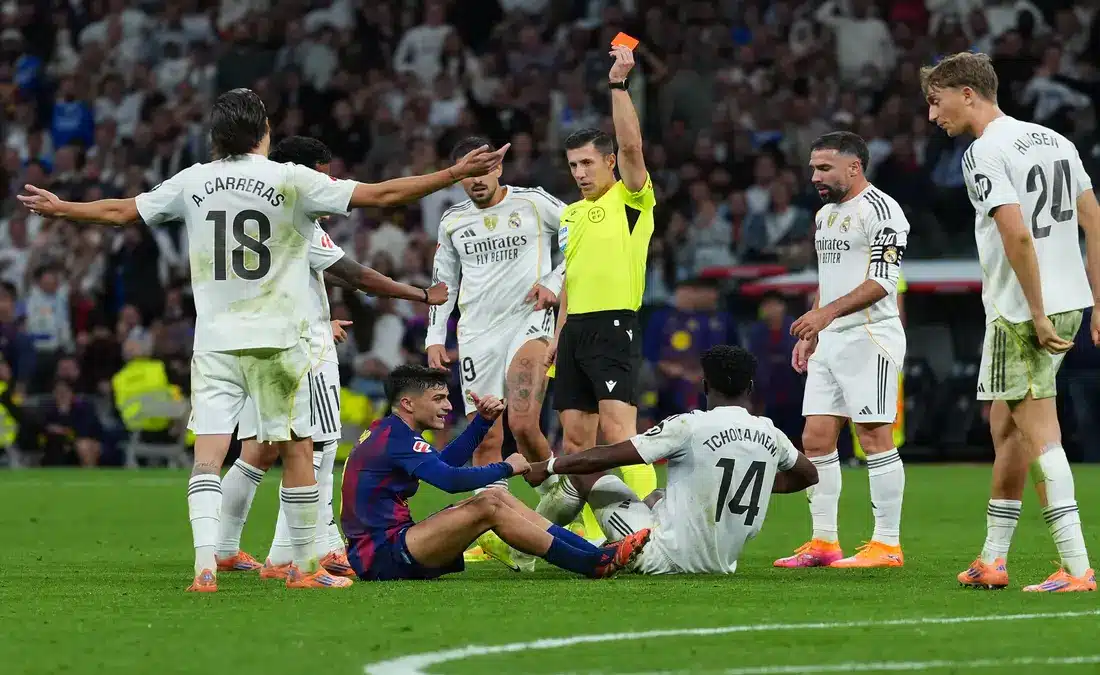 الكلاسيكو: حكم المباراة بين برشلونة وريال مدريد وتوقعات الأداء